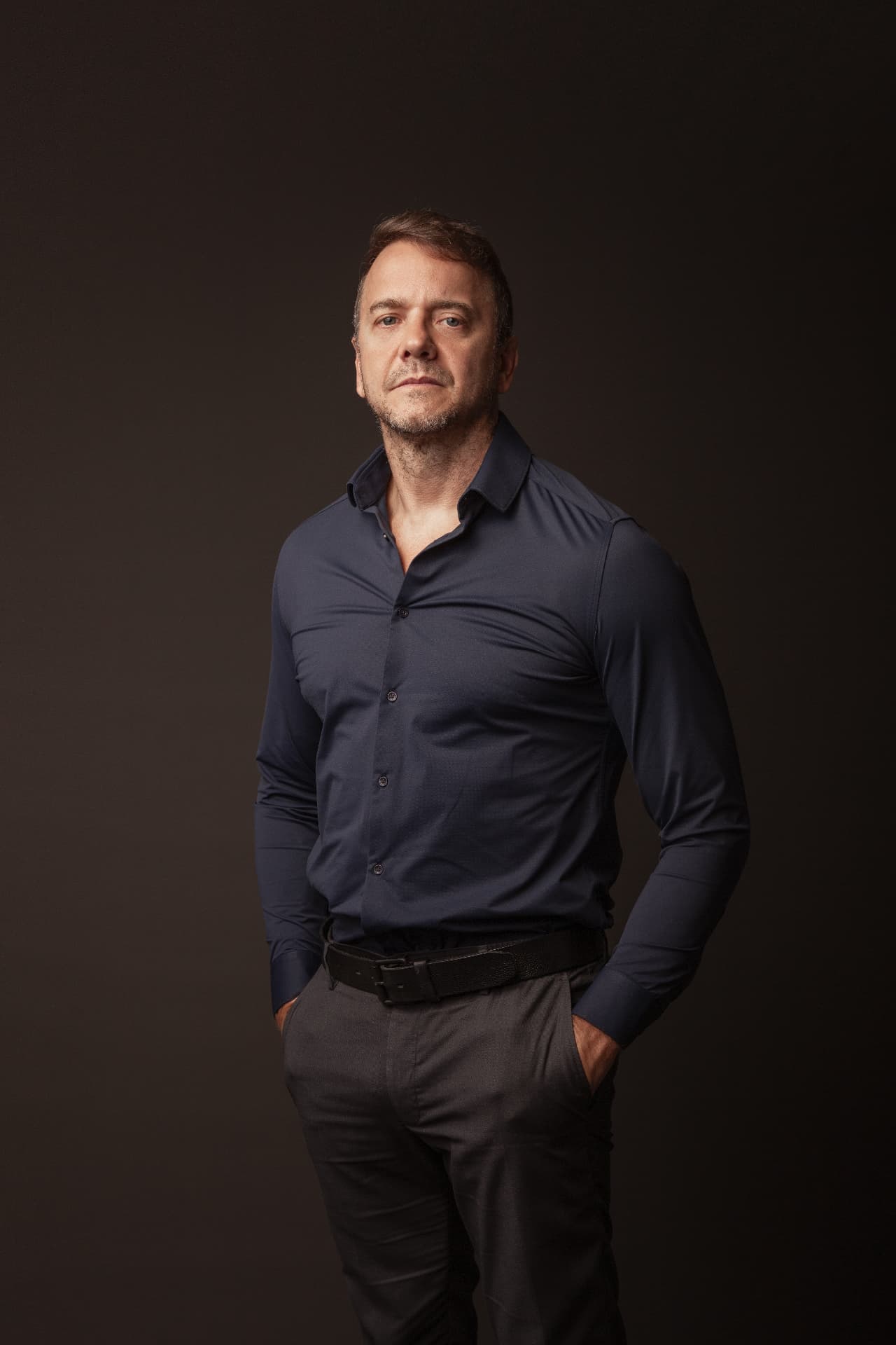 Retrato masculino de marca pessoal em fundo escuro
