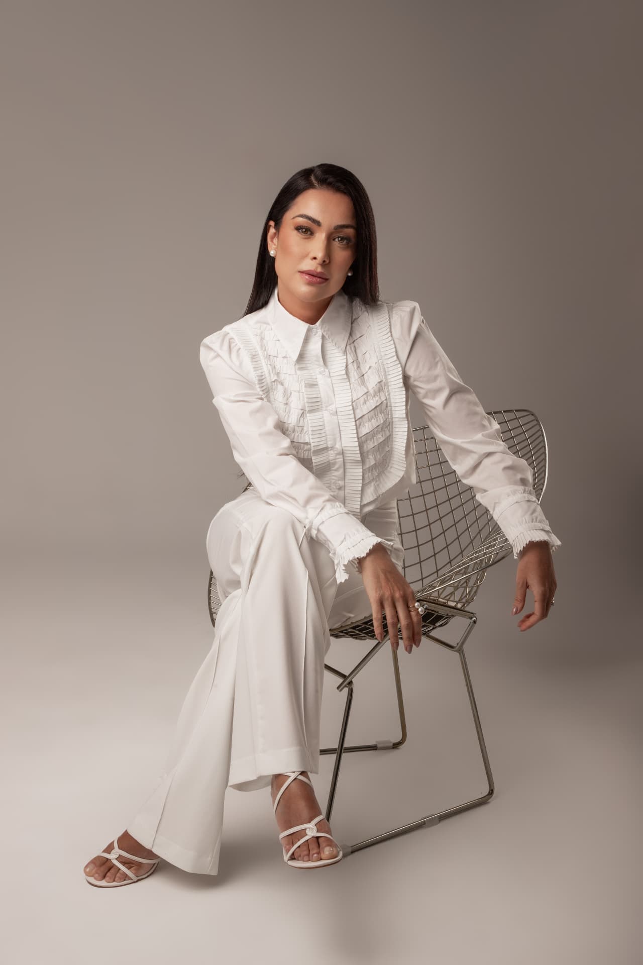Retrato de marca pessoal com look branco